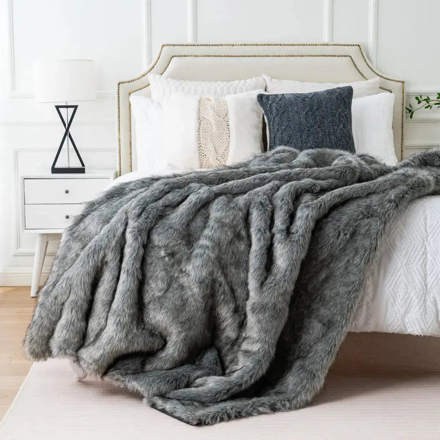 Faux Fur Ombre Throw Decorfaure